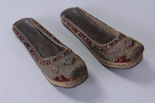 Chinese muiltjes, herenpantoffeltjes met donkerrood fluweel en met zilverbrokaat geborduurde rand