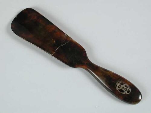 Schoenlepel met ingelegd monogram