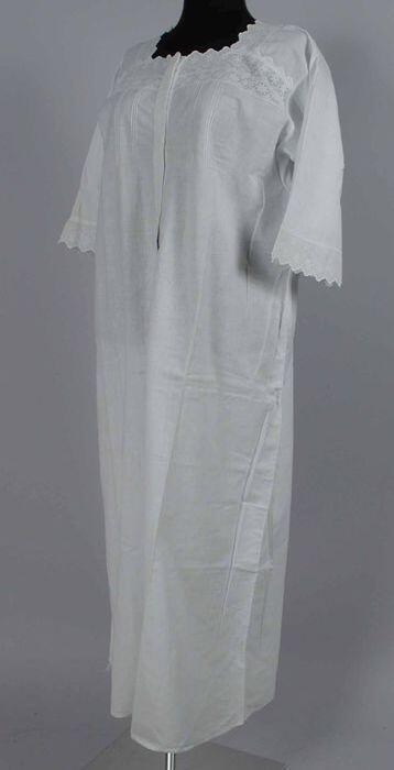 Halflang gerend nachthemd van wit katoen rechte hals met broderie anglaise, halflange mouwen,…