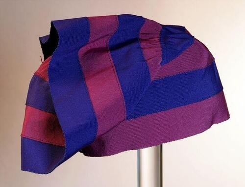 Paars en blauw gestreepte flapper, zonder deksel, van aan elkaar gestikte grosgrain, schapenwol