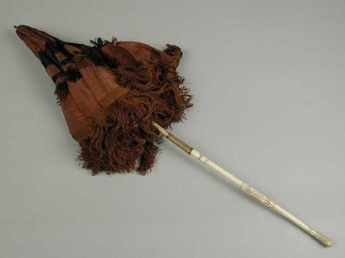 Rijtuigparasol met bekleding van zijde bruin en zwart, afgezet met lange, bruine franje, witte,…