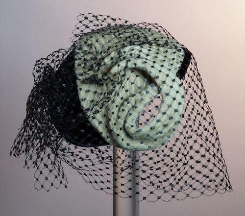 Dameshoed, zwart fluweel met beige fluwelen krul, zwarte voile, zwart satijnen binnenzijde