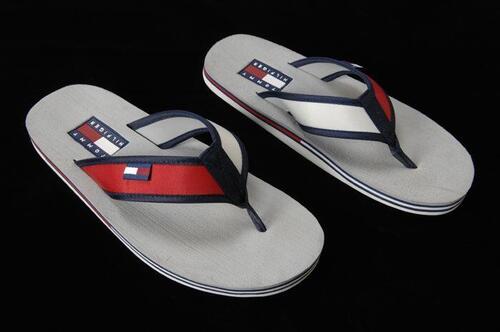 Tommy Hilfiger teenslippers van kunststof met grijs voetbed en rood en witte Y-band afgebiesd met…