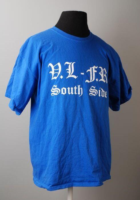 Blauw t-shirt met opdruk in witte Gotische letters "V.L - F.R" en hieronder "South Side"