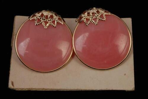 Paar oorbellen, clip met platte ronde roze knop met zilverkleurig filigrein in zilverkleurige…