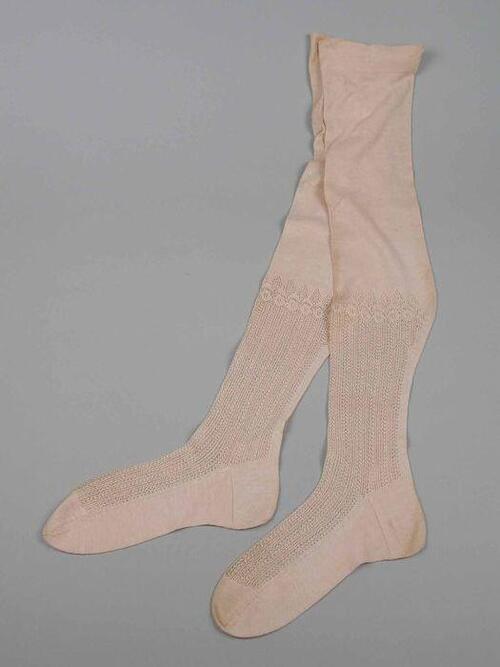 Paar lange roze kousen van fijn tricot katoen met kant-achtig ajour op de wreef en het voorbeen