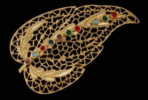 Broche, blad van goudkleurig filigrein metaal met veel verschillende kleuren kunstdiamantjes,…
