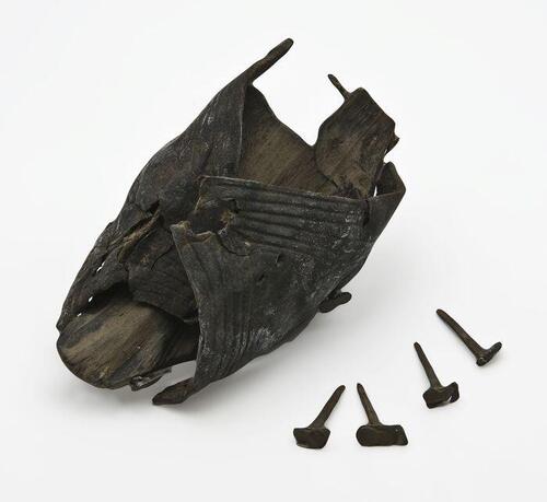 Fragment damesschoen met houten zool en leren bovenstuk, ijzeren nagels