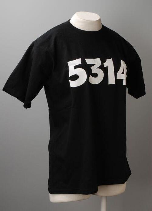 T-shirt, zwart, ronde hals met korte mouwen en opdruk "5314"