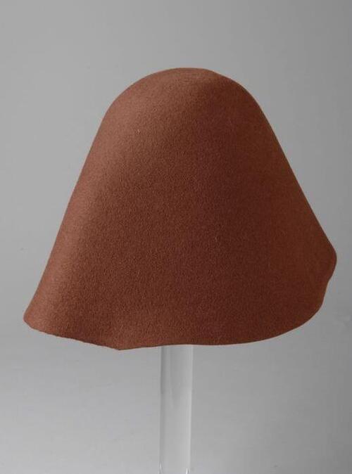 Cloche, basisvorm voor een hoed, rood-bruin vilt