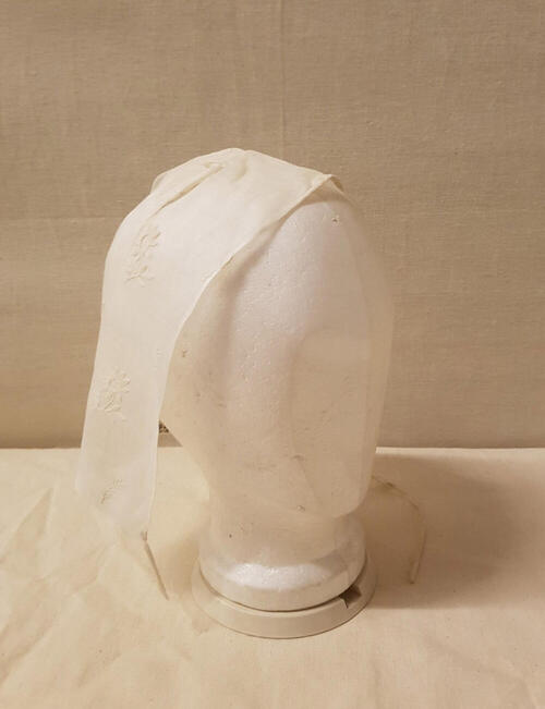 Bol van damesmuts, getamboereerd wit neteldoek