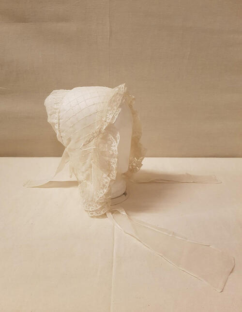 Damesmutsje, wit neteldoek met de hand met ruiten doorgestikt