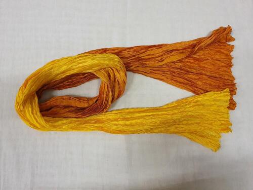 Sjaal van gekrinkelde, glanzende oranje/gele viscose. Recht model in oranje/geel dégradé