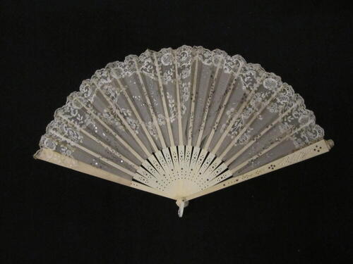 Vouwwaaier, montuur van been met zilverkleurige lovers, blad van wit gaas bestikt met lovers,…
