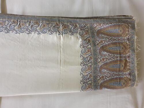 Shawl, witte spiegel van wol met zijde, rand in rood, blauw en groen