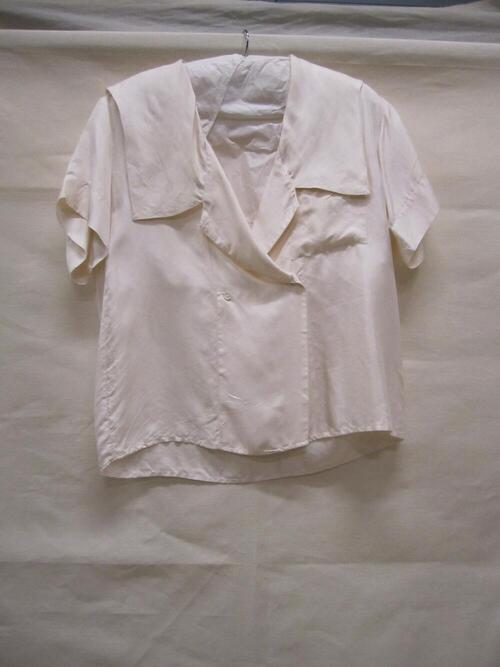 Blouse van crèmekleurige zijde met brede reverskraag lijkend op matrozenkraag