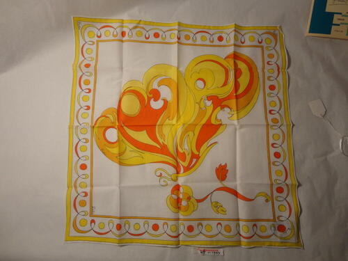 Zakdoek van wit katoenbatist bedrukt met motieven in oranje/geel, in zwart: 'Emilio',  vierkant…