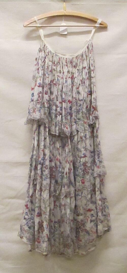 Rok, japonrok met stroken, van wit gaas met opdruk in floraal motief voorstellend bloemen met…
