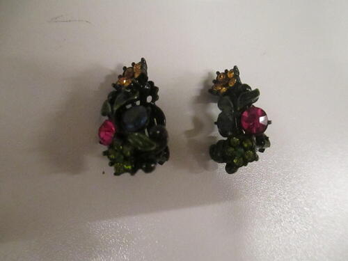 Oorclips in vorm van bloemtakje, zwart gelakt metaal bezet met geel/groen/roze/oranje/blauwe strass…