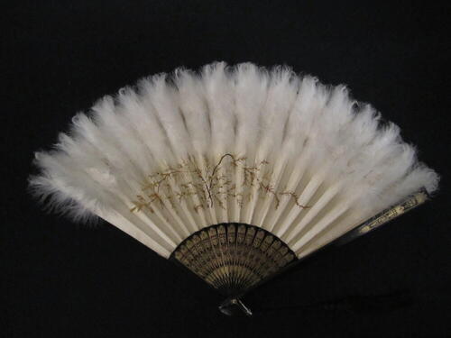 Vouwwaaier, montuur van zwart hout met goudkleurige ornamenten, blad van beige satijn met beige…