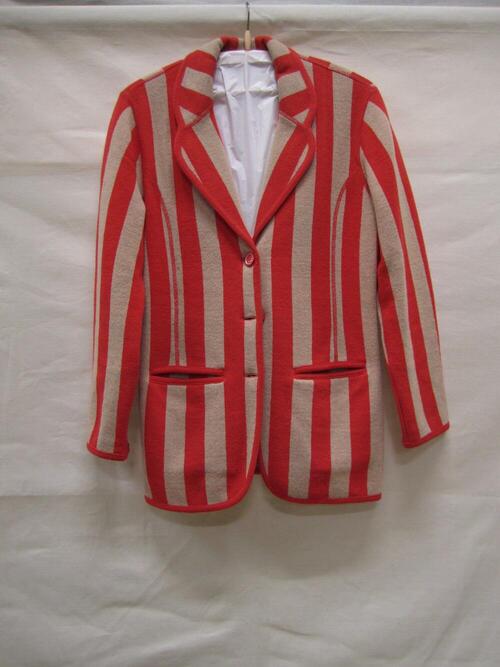 Jasje, model blazer, van beige met rode wollen tricot, verticaal gestreept