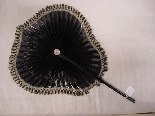 Parasolwaaier, opvouwbaar model met schildvormig blad van zwart glanzend papier met zwart/beige…