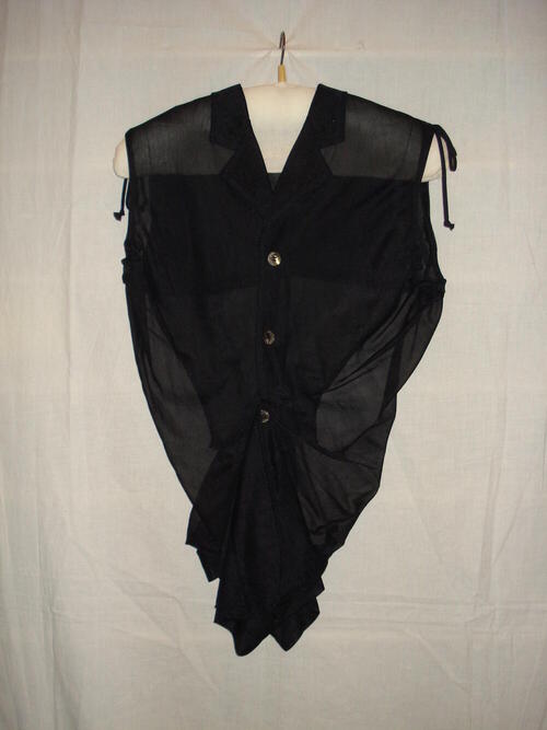 Vestje, mouwloos, bestaande uit vier panden van schuingeknipt transparant zwart nylon tricot,…