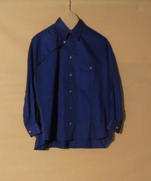 Overhemd (man) van blauw katoen. Model met lange mouwen en extra schouderstuk op rechterschouder
