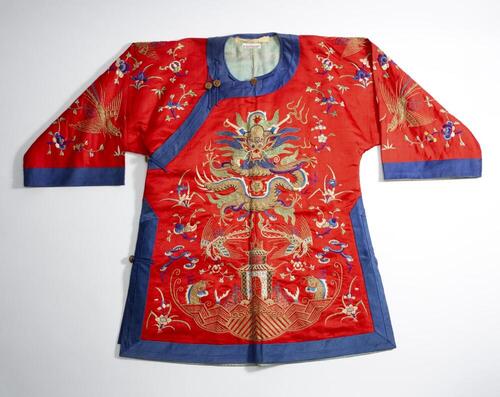 Mantel (meisje) van rode zijdesatijn met Chinees borduursel in voorstelling van draak en…