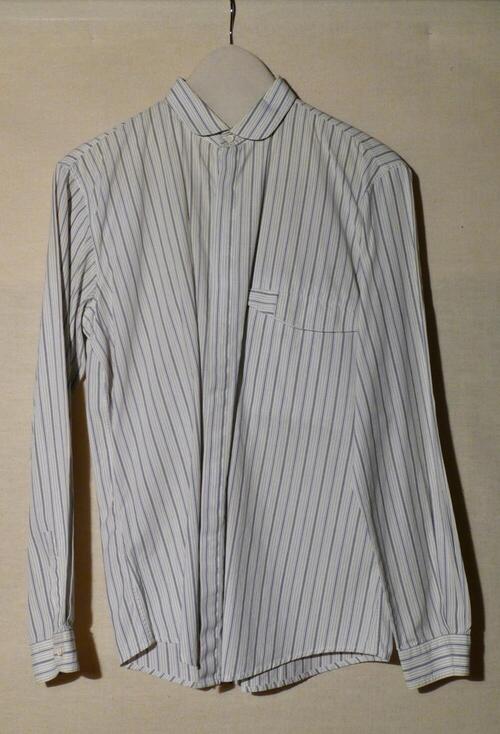 Overhemd (man) van wit katoen met ingeweven streepjes in diverse kleuren blauw. Kraag met ronde…