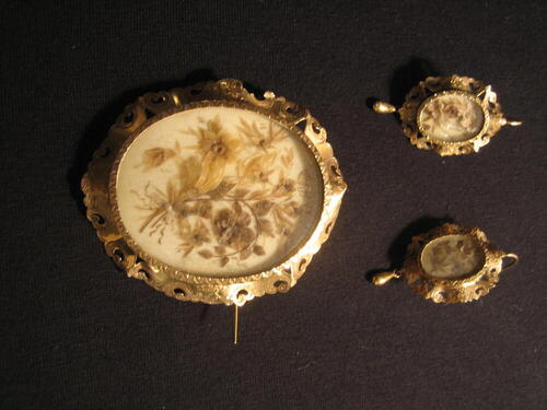 Broche en een paar oorhangers