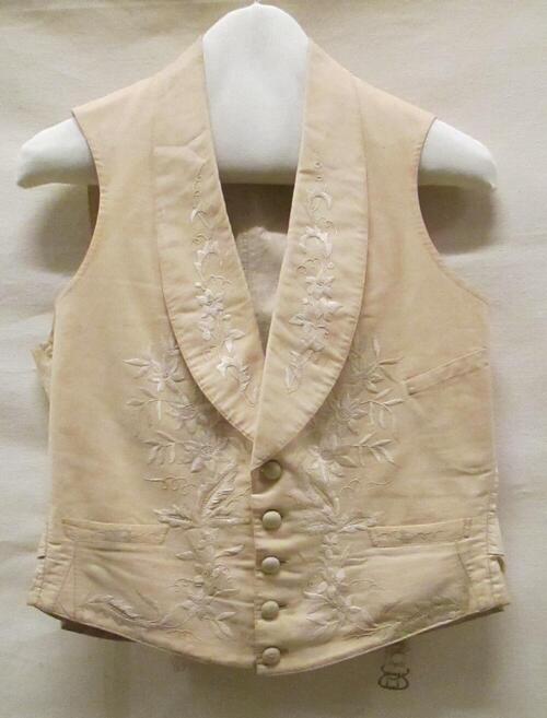 Vest (man) van cremekleurige wollen keperweefsels met zijden bloemboorduursel in dezelfde kleur op…