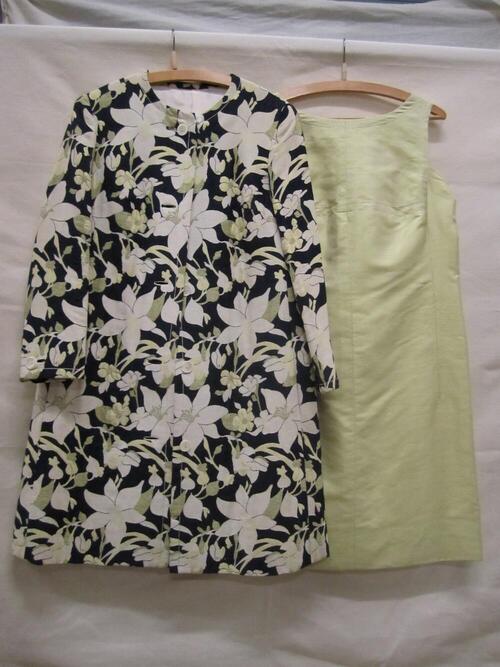 Ensemble van jurk en jas, jurk van geel/groene thaizijde en jas van synthetisch damastweefsel met…