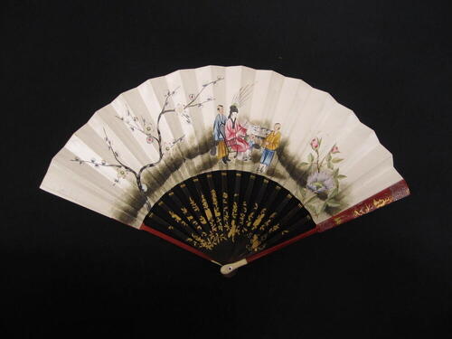 Vouwwaaier, montuur van hout met goudkleurig ornament, papieren blad met beschildering van Chinese…