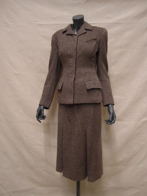 Mantelpak van bruin/wit wollen tweed, bestaande uit getailleerd jasje en rok