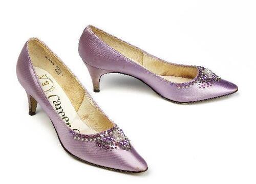 1 Paar avondschoenen met handborduursel van lila lovers, imitatie parels, lila en kleurloze kralen