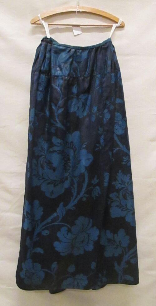 Rok van donkerblauw en helderblauw geglansd wollen damast met zeer grote florale motieven. Voorpand…