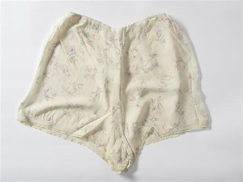 Onderbroek van witte kunstzijde met bloempatroon, split middenachter