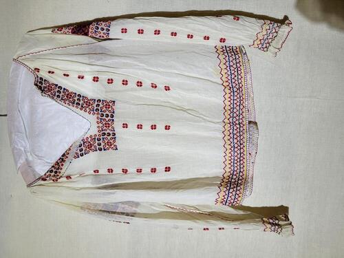 'Hongaarse blouse' van dun, gaasachtig wit katoen, geborduurd met sierranden in blauw, paarsrood en…