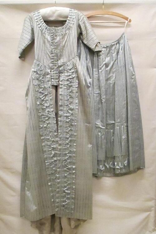 Robe à la française, bestaande uit overkleed en rok, van wit/lichtblauw gestreepte zijde met…