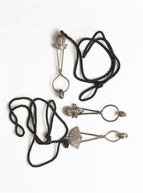 Rokklem. Metalen klem met ronde uiteinden, waarin rubber. Sluiting van twee handjes