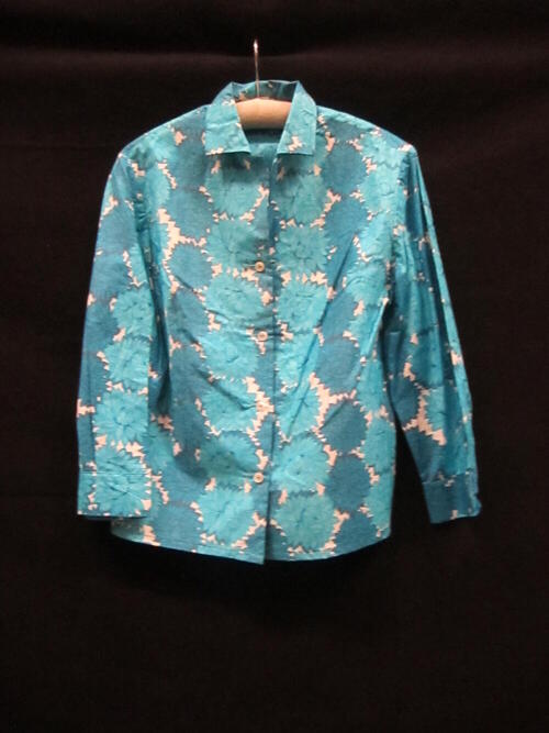 Meisjesblouse, wit katoen bedrukt met chrysanten in twee tinten blauw