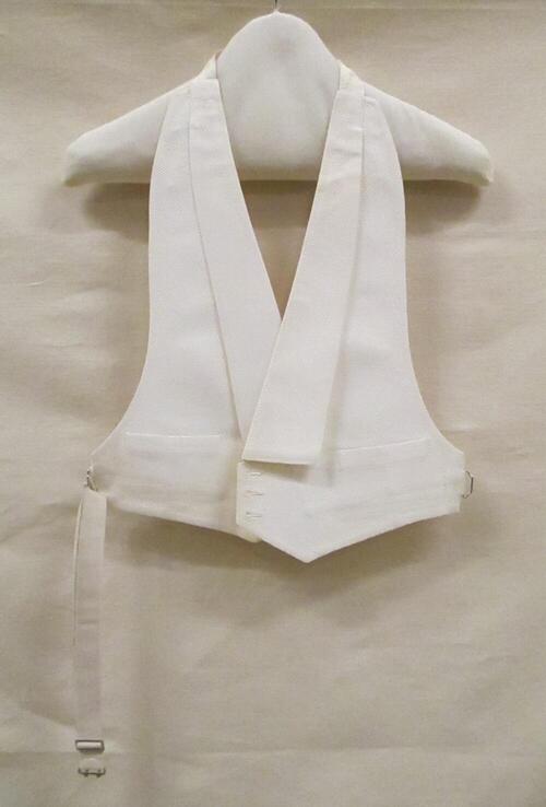 Vest (man) front van rokvest (driedelig) van wit wafelpique met een shawlkraag