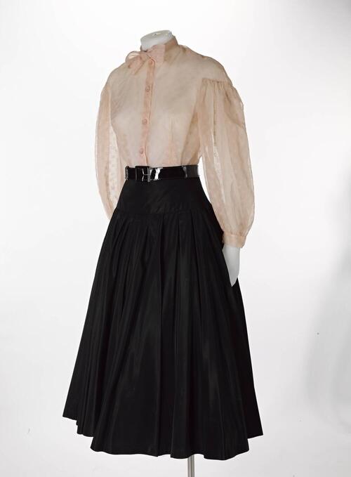 Blouse van licht roze organza met ingeweven strooi motief strikje in wit