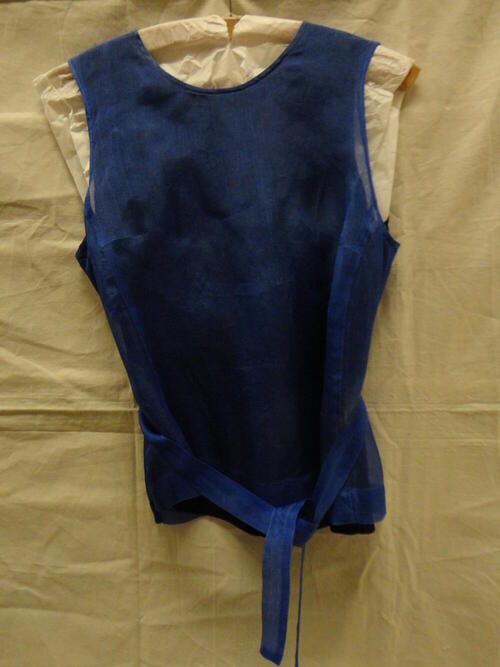 Top van blauw zijden organza met zwarte voering met wikkelceintuur
