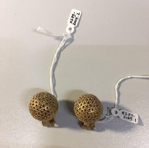Oorclips, bolvormige knop van goudkleurig metaal met ronde gaatjes en reliëf