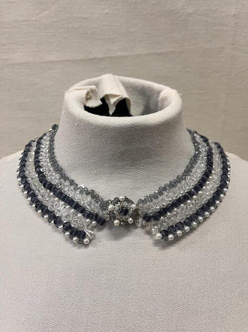 Ketting, dubbel snoer kleine blauw/witte glaskralen, slot middenvoor