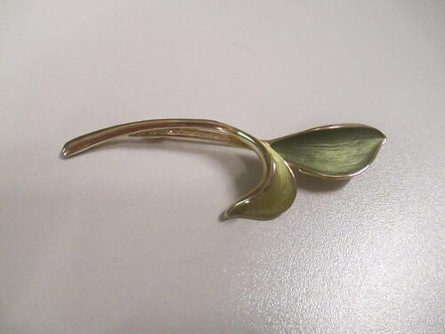Broche in de vorm van bladertakje, goudkleurig metaal met metallic groen 'emaille'