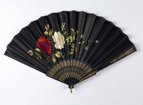 Vouwwaaier, montuur van zwart hout met goudkleurige ornamenten, blad van zwarte zijde geborduurd…