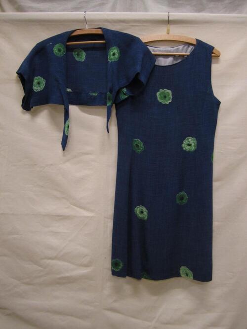 Ensemble van blauw linnen en zijdemenging, bestaande uit een jurk en bolero, met dessin van…